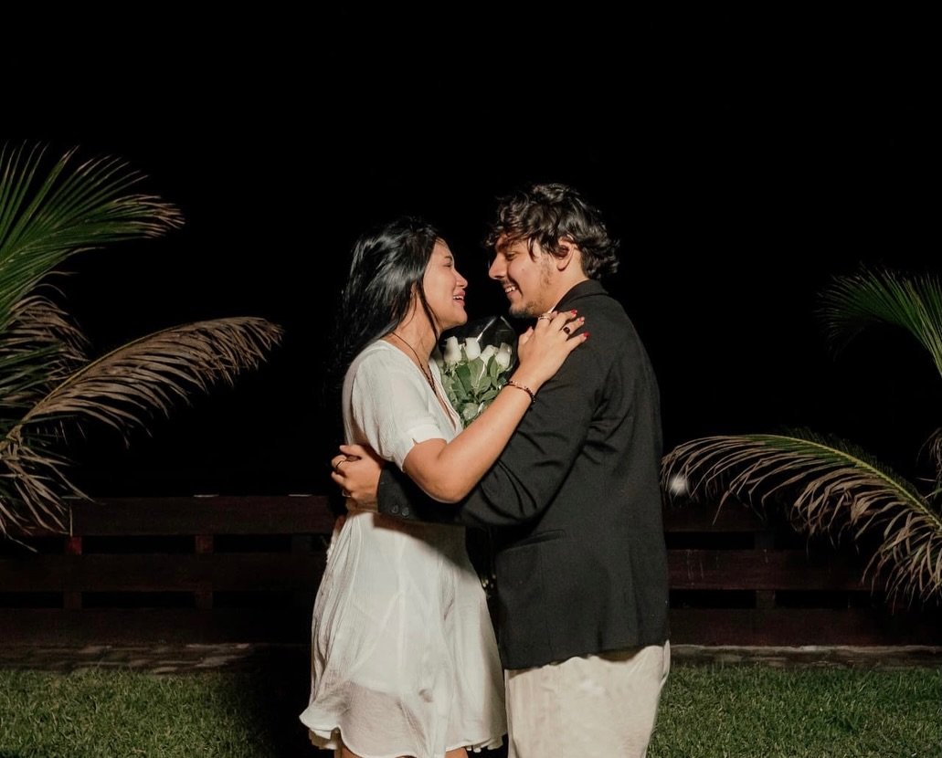 Luis e Isabel celebrando su compromiso